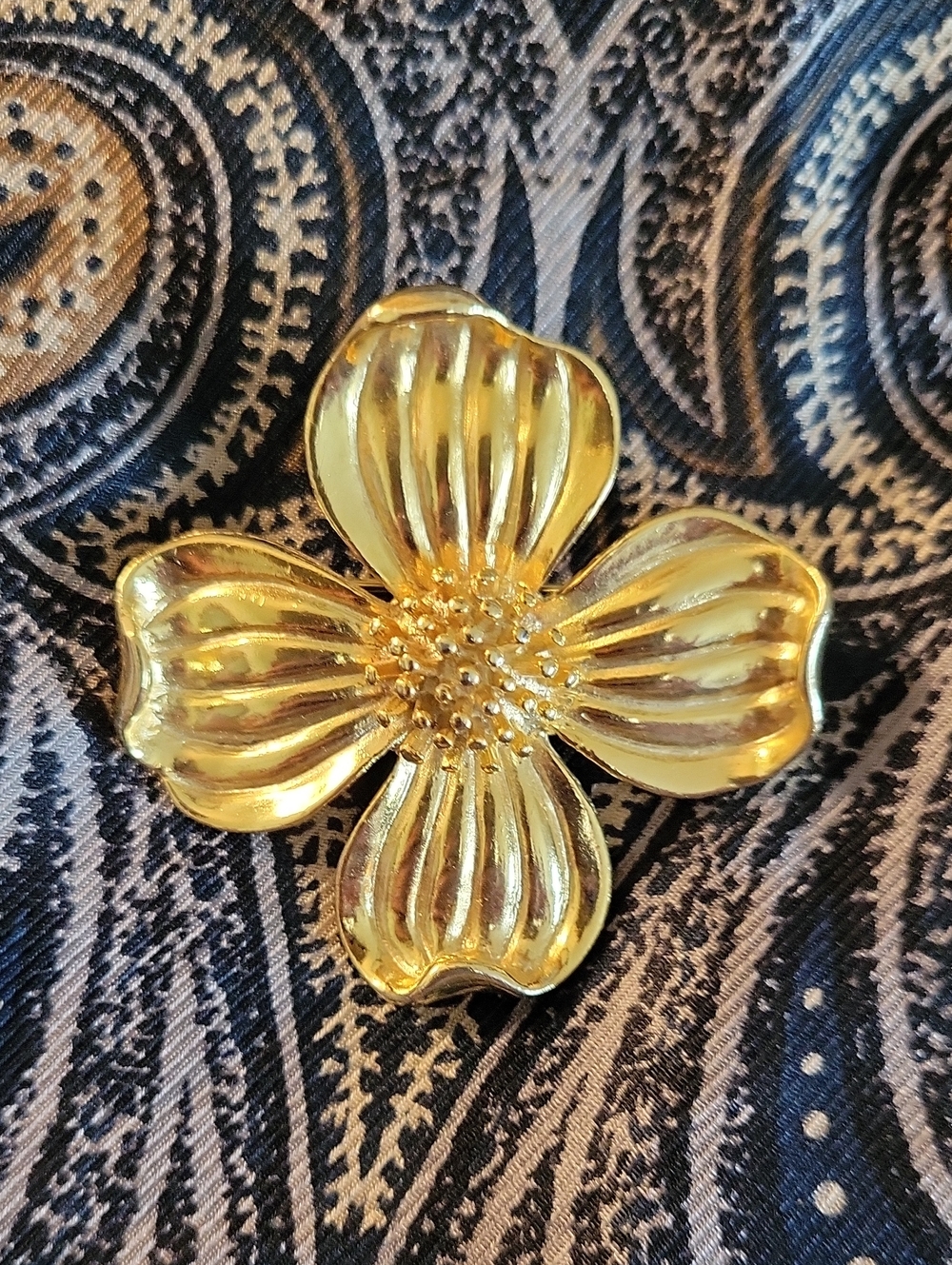 Gold Flower Pin Brooch - Women Jewelry